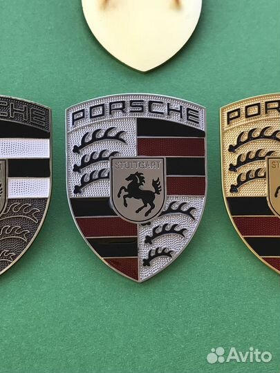 На капот и бампер эмблема оригинальная Porsche