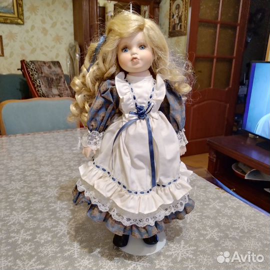 Кукла фарфоровая. Коллекционная