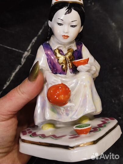 Статуэтка узбечка с чайником