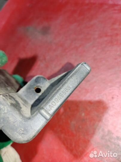 Упор фонаря правый Audi 100 седан 2.5 AAT 1991