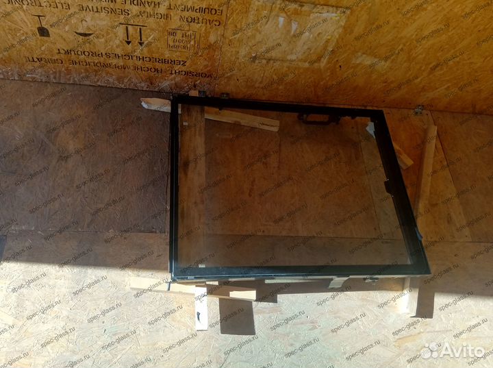 Стекло правое форточка на Bucher CityCat 1000