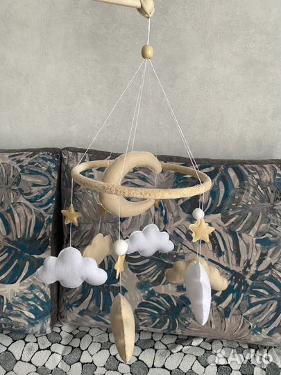 Мобиль на кроватку из фетра и кронштейн