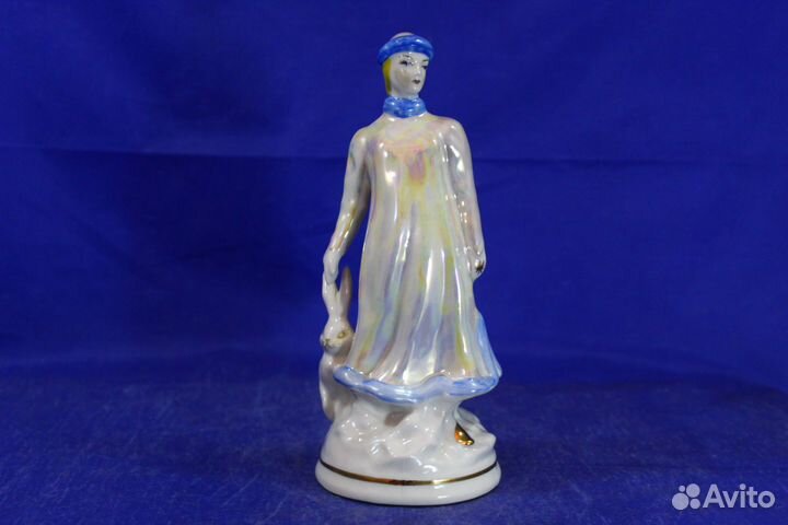 Фарфоровая статуэтка. Снегурочка с зайцем Девушка
