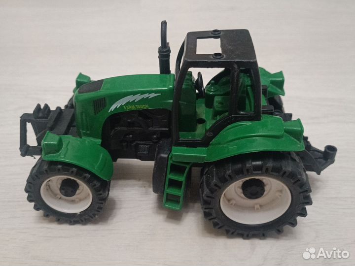 Тракторы и пожарная машина