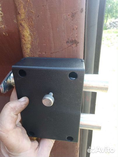 Установка замков в гараже,контейнере