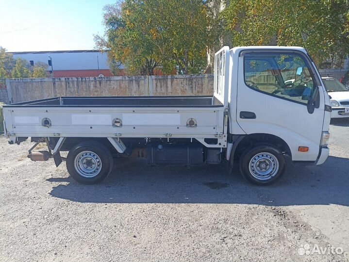 Бортовой грузовик Toyota Dyna, 2014