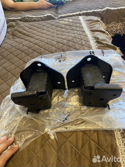 Кронштейнеры демферов усилителя бампера