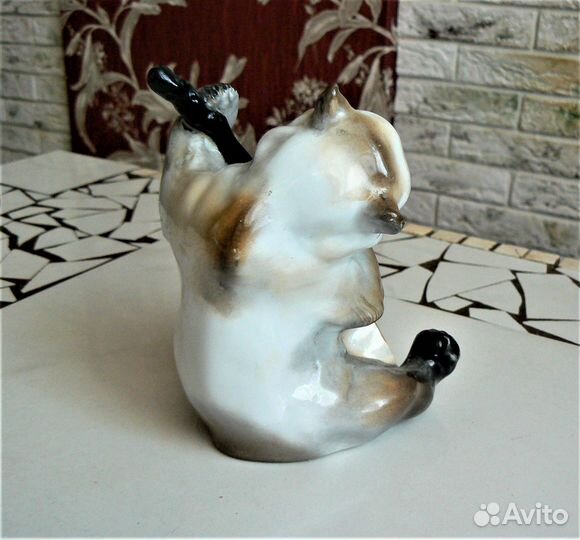 Фарфоровая статуэтка Медведь с контрабасом. лфз