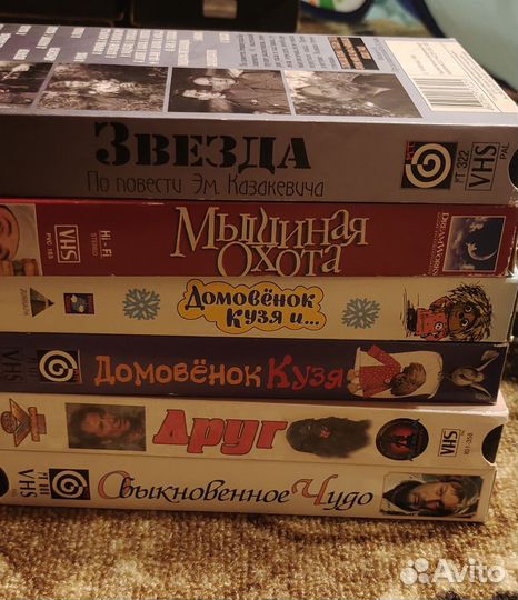 Видеокассеты много