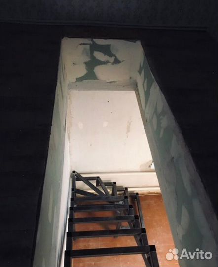 Металлокаркас Лестницы на Ломанном Косоуре в Дом