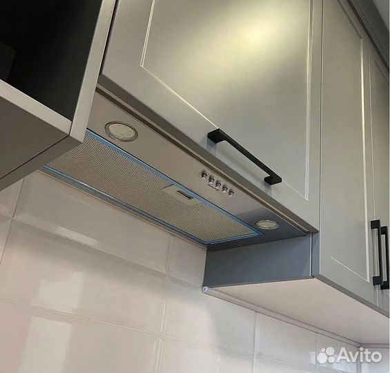 Прямая кухня в бежевом глянце и матовом дереве