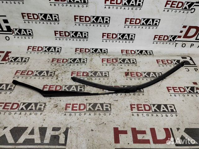 Поводок стеклоочистителя правый Volkswagen Passat