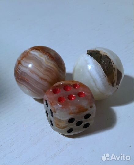 Оникс шары из камня и кубик игральный