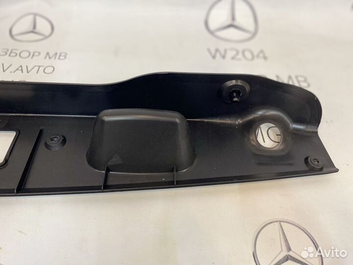 Накладка замка крышки багажника Mercedes W204
