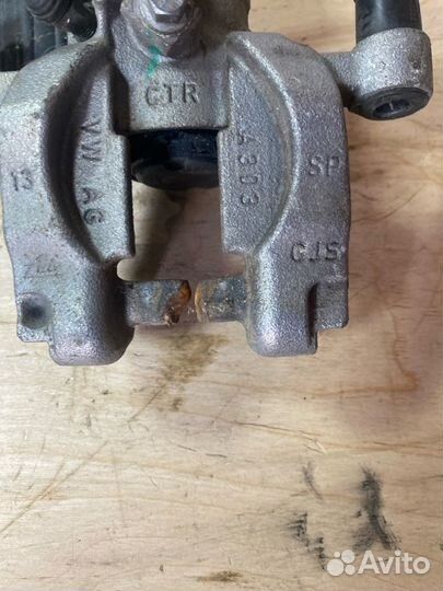 Суппорт тормозной задний правый Volkswagen Tiguan