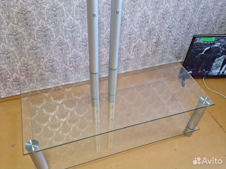 Стол стеклянный для телевизора
