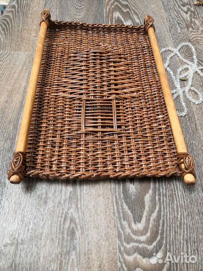 Поднос плетёный из бумажной лозы,с деревянными руч