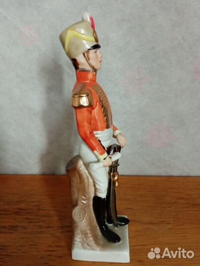 Фарфоровая статуэтка