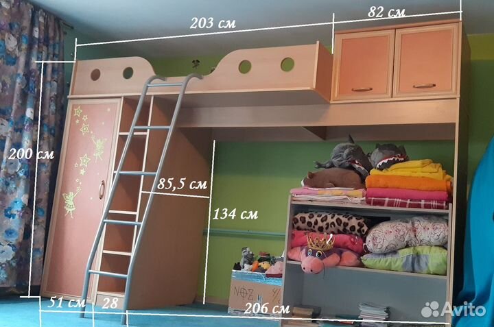 Кровать-чердак и стеллажи