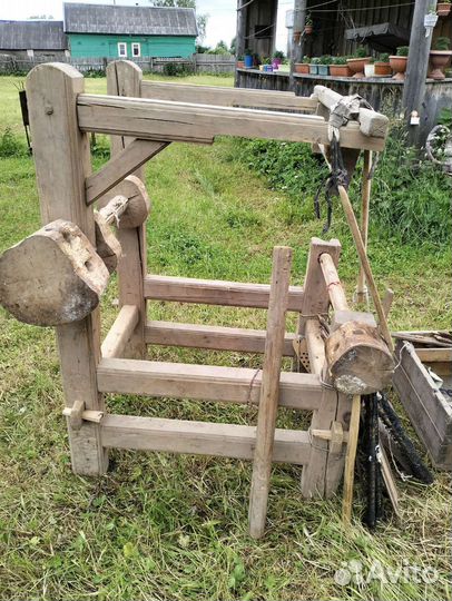 Старинный ткацкий станок деревянный большой