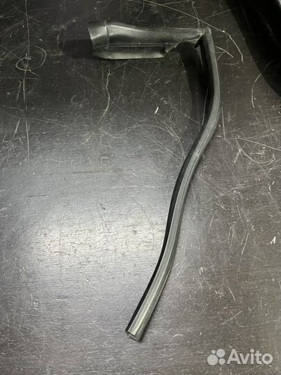 Уплотнитель капота мерседес w218 cls500 4matic