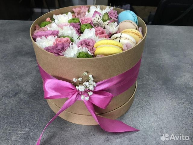 Подарочная круглая коробка к 8 марта. Цвет крафт