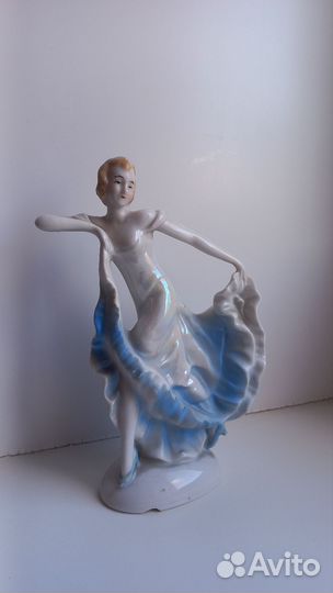Фарфоровая статуэтка