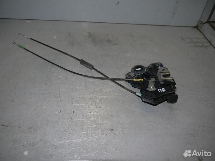 Замок двери передней правой Toyota Hilux (2005-201