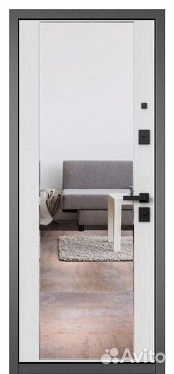 Входная дверь в квартиру с зеркалом