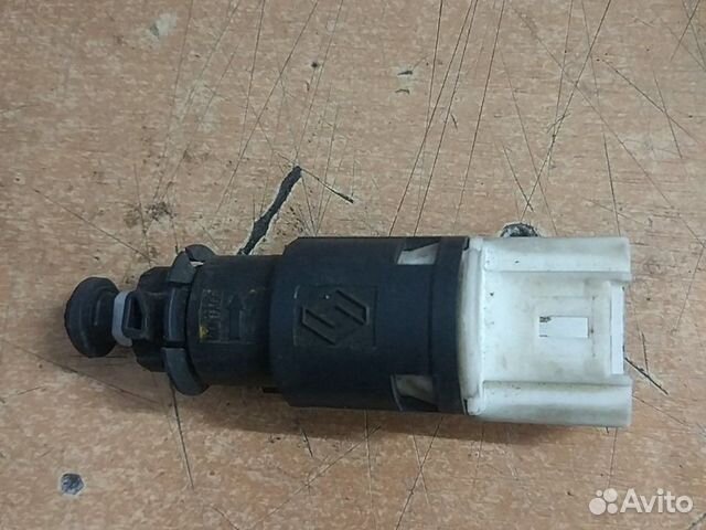 Датчик включения стоп сигнала Renault Logan Largus