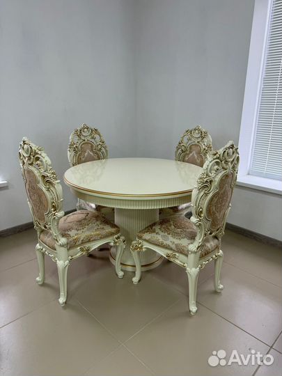 Стол и стулья