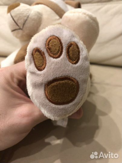 Плюшевый медведь в шапке и шарфе