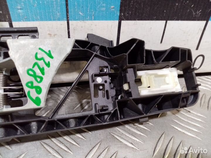 Б/У Кронштейн ручки двери правой#002