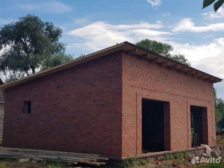 Бригада строителей каменщики