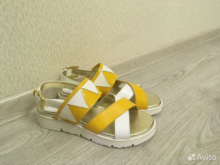 Босоножки новые Lestrosa