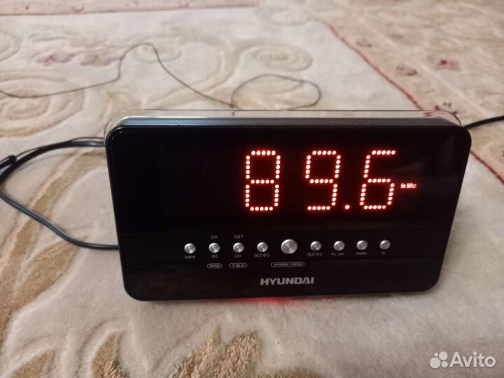 Радиоприемник со встроенным будильником Hyundai