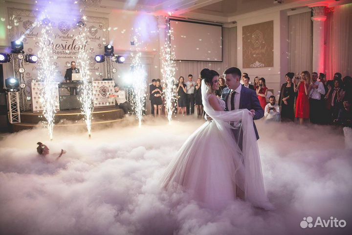 Диджей с оборудованием