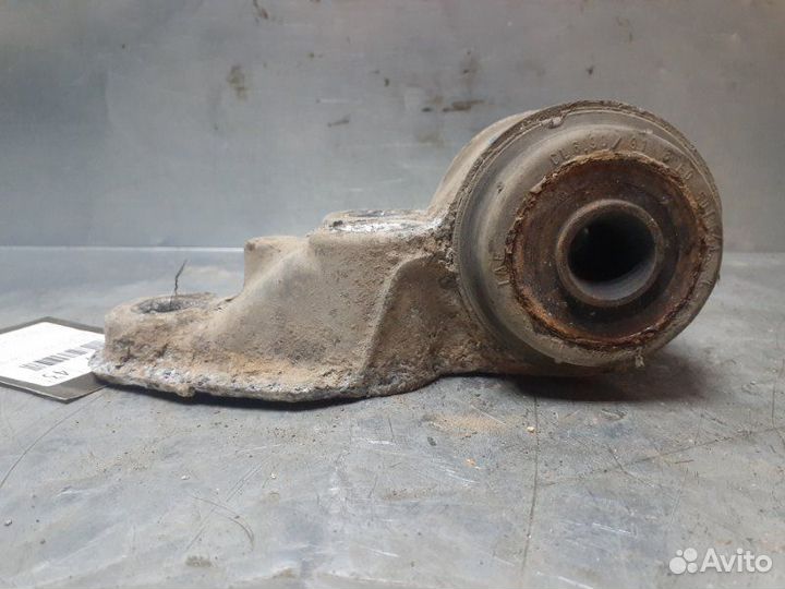 Сайлентблок задней балки левый Volkswagen Passat