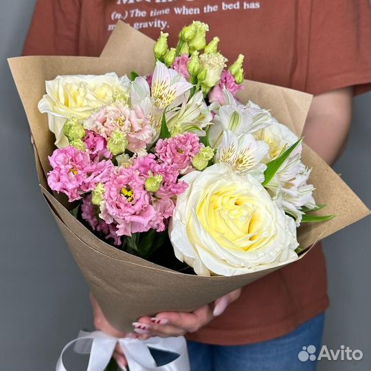 Букет эустома, ароматные розы и альстромерия