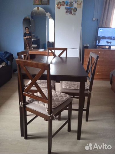 Стол со стульями