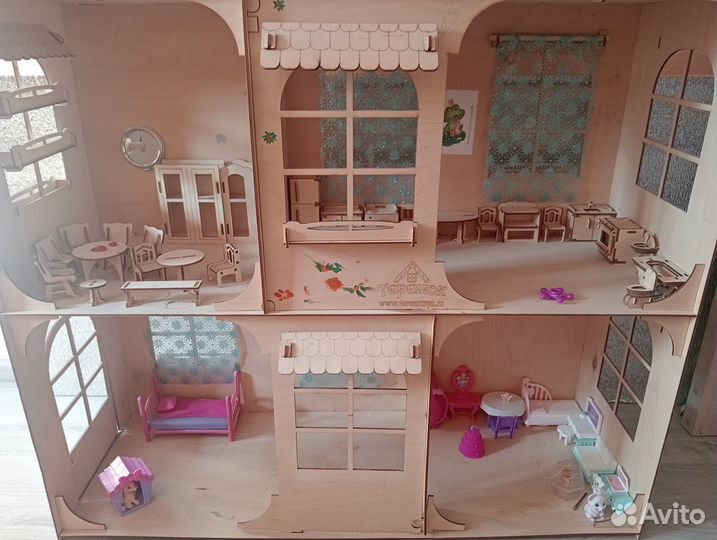 Деревянный кукольный домик с мебелью