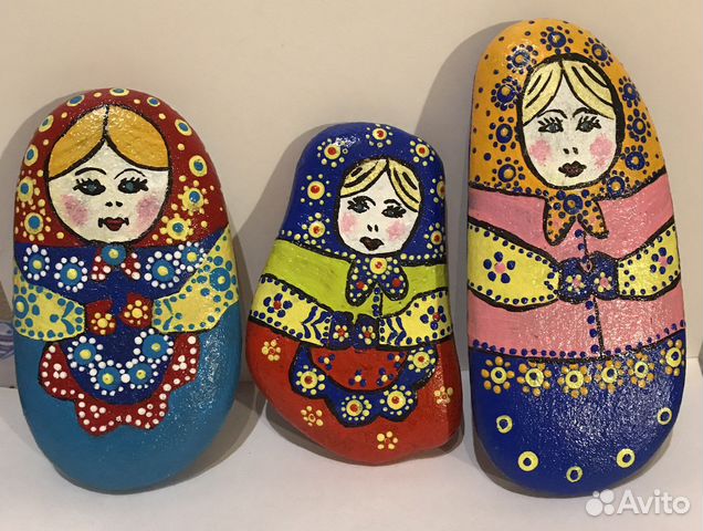 Матрешка на морском камне