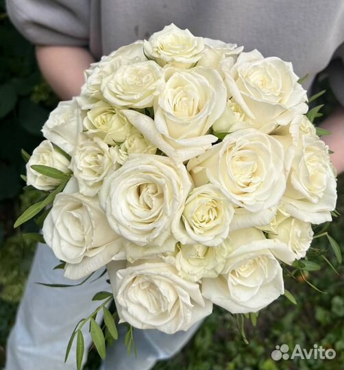 Букет невесты классический в белой гамме