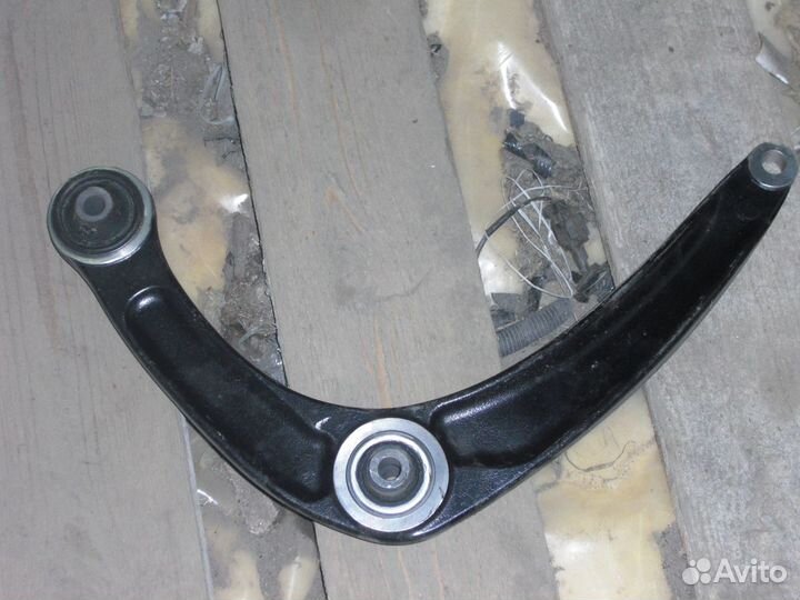 Пежо 408 308 рычаг нижний правый