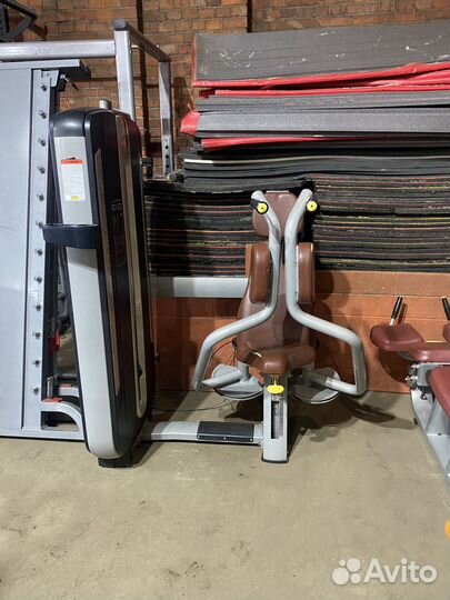 Сгибание ног лежа, тренажеры