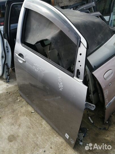 Дверь передняя правая Toyota Wish ZNE10
