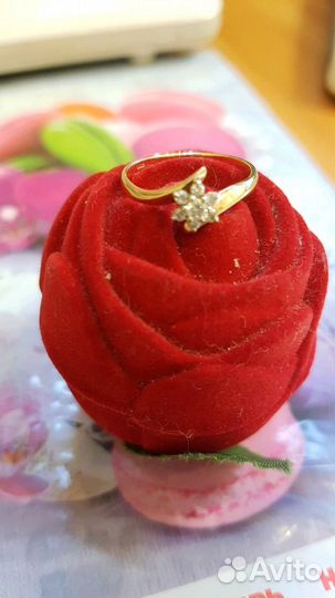 Кольцо с бриллиантом