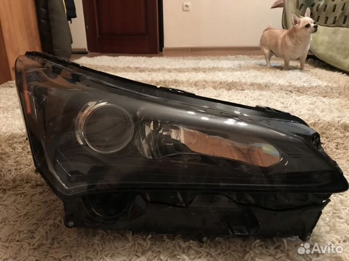 Правая передняя фара и правая передний ходовой ого