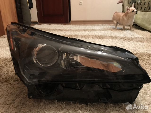 Правая передняя фара и правая передний ходовой ого