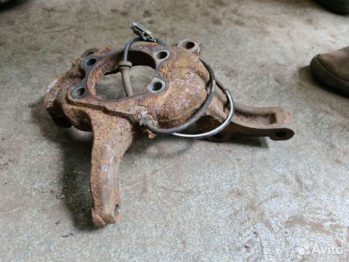 Кулак передний Nissan Qashqai j10